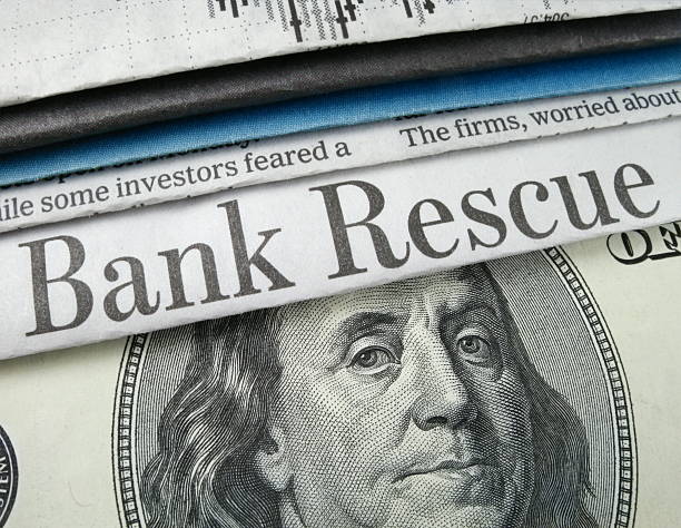 banco e dinheiro resgate - bankruptcy foreclosure foreclose newspaper - fotografias e filmes do acervo