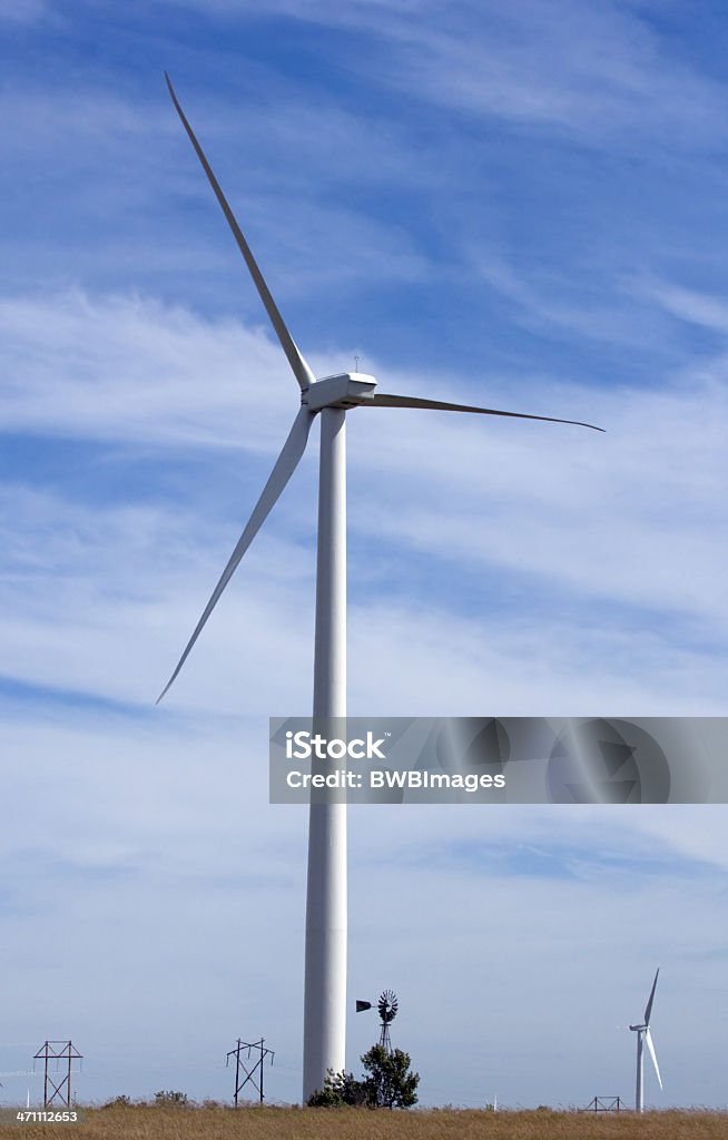 Energia eolica vecchio & nuovo - Foto stock royalty-free di Attrezzatura