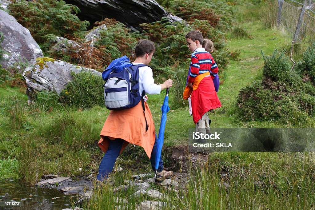 Familia excursionismo en Irlanda (adultos y dos niños - Foto de stock de Excursionismo libre de derechos