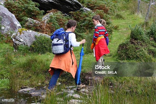 Familia Excursionismo En Irlanda Adultos Y Dos Niños Foto de stock y más banco de imágenes de Excursionismo
