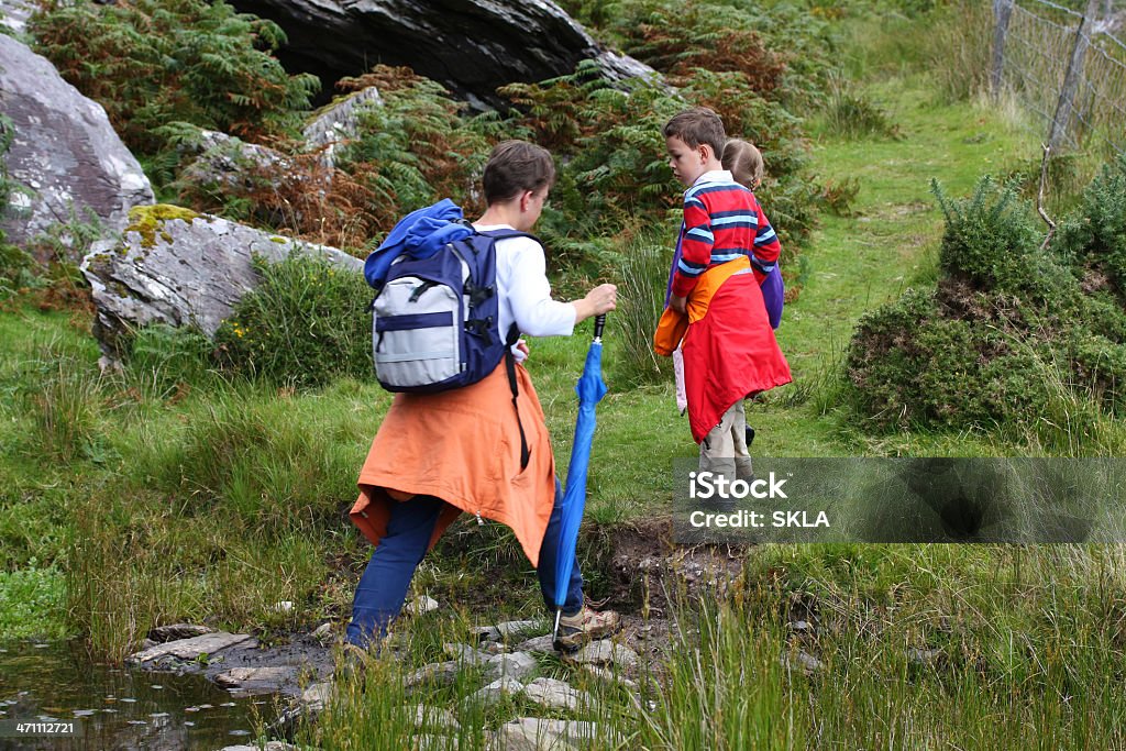 Família caminhadas na Irlanda (adultos e duas crianças - Foto de stock de Família royalty-free