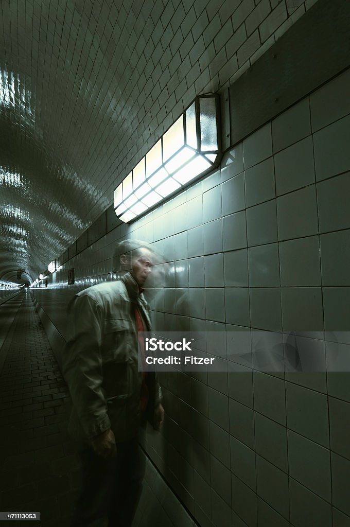 Sbattere nel tunnel uomo - Foto stock royalty-free di 30-34 anni