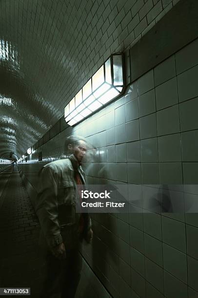 Sbattere Nel Tunnel Uomo - Fotografie stock e altre immagini di 30-34 anni - 30-34 anni, Adulto, Adulto di mezza età