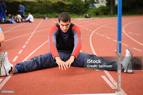 Atleta Streching Foto de stock y más banco de imágenes de 50-54 años - 50-54 años, Actividades recreativas, Actividades y técnicas de relajación