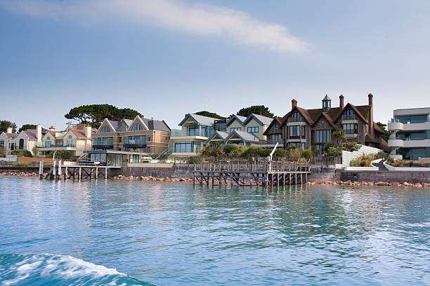 hilera de casas sandbanks grande en la zona de poole - poole fotografías e imágenes de stock