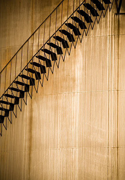계단을 따라 녹슨 연료탱크 - focus on shadow staircase industry shadow 뉴스 사진 이미지