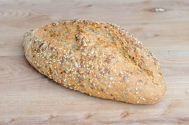 pão orgânico com sete de sementes. - loaf of bread bread 7 grain bread healthy eating imagens e fotografias de stock