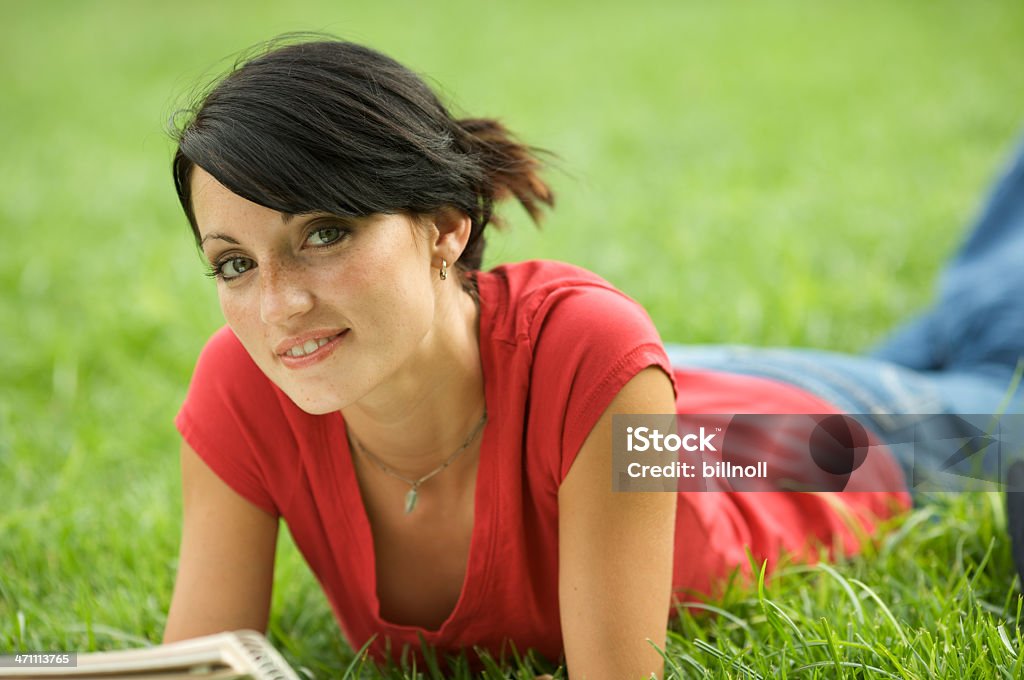 Weibliche Studenten studieren auf Gras - Lizenzfrei Akademisches Lernen Stock-Foto
