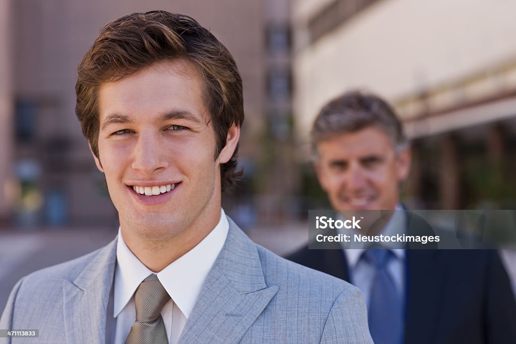 クローズアップ肖像画のハンサムな若いビジネスマンの笑顔 - 20-24歳のロイヤリティフリーストックフォト