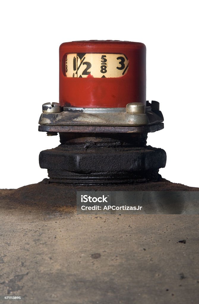 Отопление масла в баке и красный измеритель изолированные против белый - Стоковые фото Мазут роялти-фри