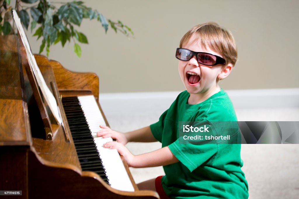 Little boy wails en el piano - Foto de stock de Arte cultura y espectáculos libre de derechos