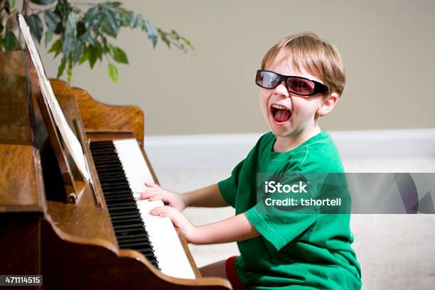 Little Boy Wails En El Piano Foto de stock y más banco de imágenes de Arte cultura y espectáculos - Arte cultura y espectáculos, Cultura juvenil, Estilos de vida