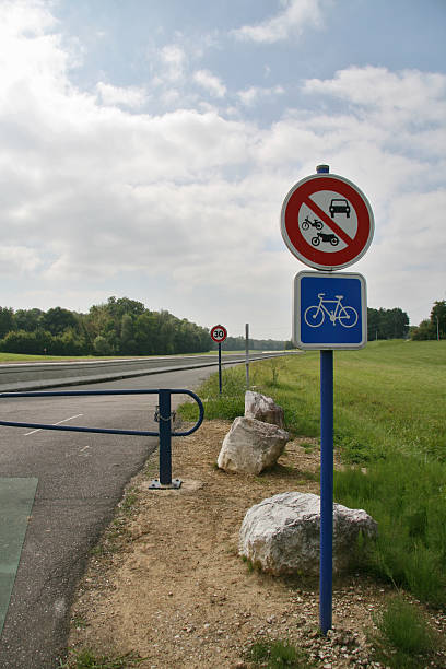 bicicletta strada chiamato anche voie verte in francia - slow moving vehicle sign foto e immagini stock