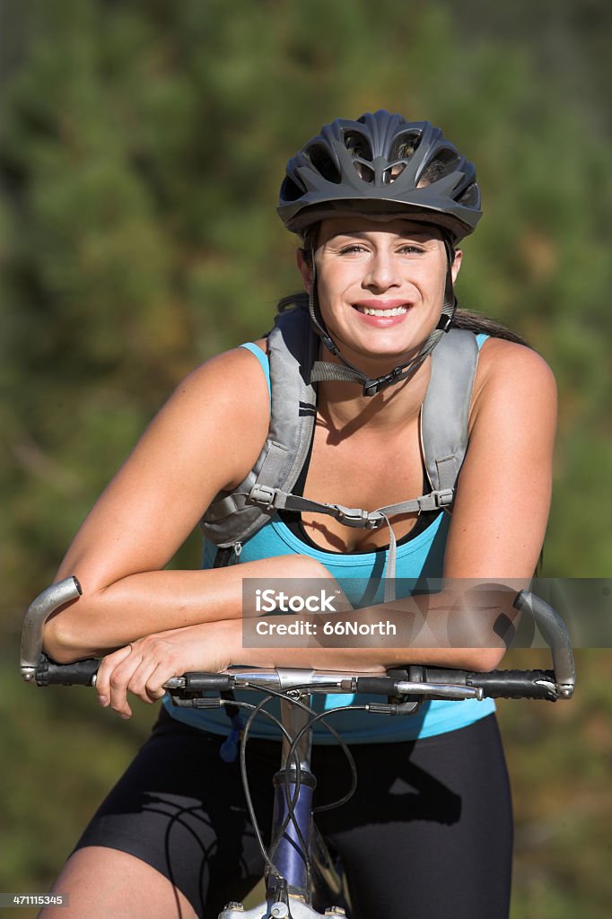 Sonriendo Mountainbiker - Foto de stock de Accesorio de cabeza libre de derechos