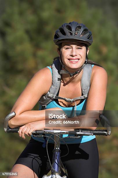 Sonriendo Mountainbiker Foto de stock y más banco de imágenes de Accesorio de cabeza - Accesorio de cabeza, Adolescente, Adulto