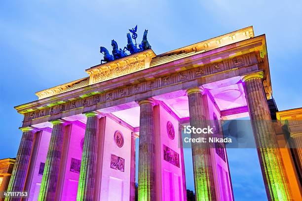 Brandenburger Tor In Berlin Stockfoto und mehr Bilder von Brandenburger Tor - Brandenburger Tor, Abenddämmerung, Architektonische Säule