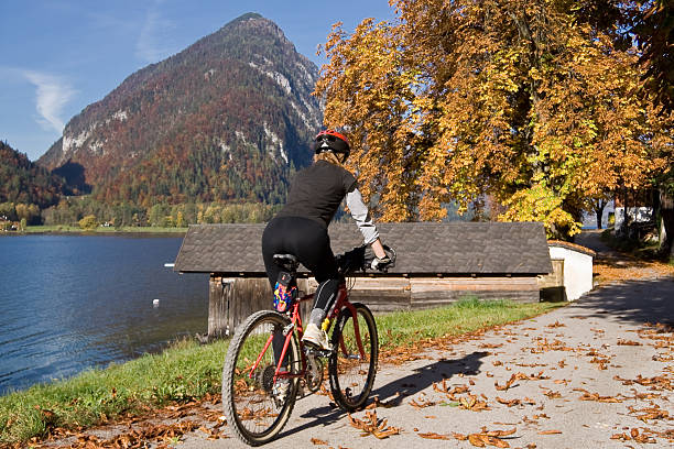 autunno-bike lakeside - individual event women people autumn foto e immagini stock