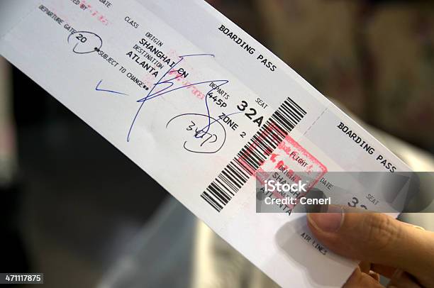Ręka Trzyma Karty Pokładowej - zdjęcia stockowe i więcej obrazów Bilet lotniczy - Bilet lotniczy, Ręka człowieka, Bilet