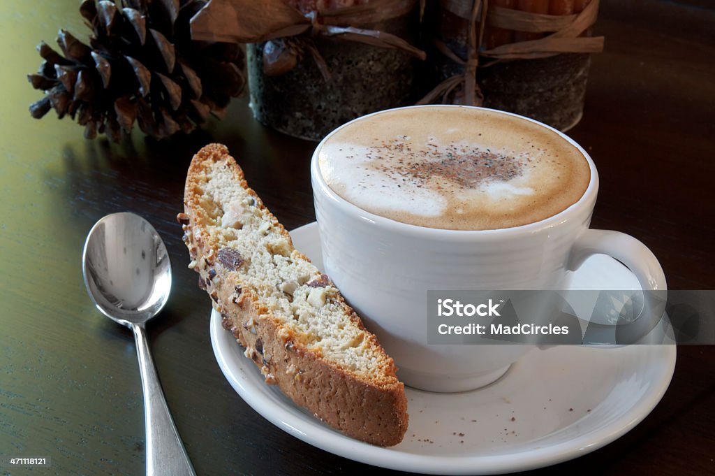 Taza de un capuchino y biscotti - Foto de stock de Bebida libre de derechos