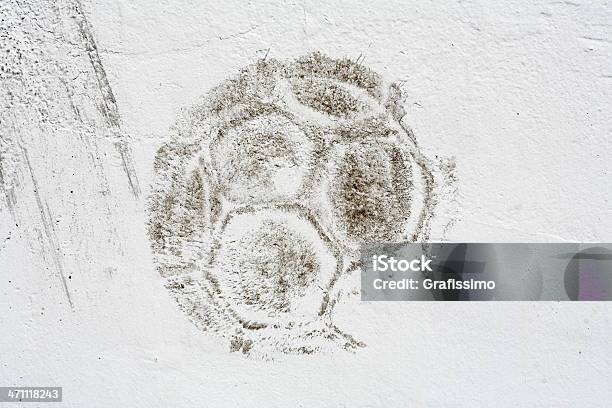 Photo libre de droit de Motif Foncé De Ballon De Football Sur Blanc Mur banque d'images et plus d'images libres de droit de Football - Football, Mur, Ballon de football