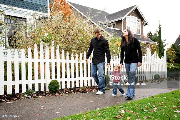 Família Caminhar - Fotografias de stock e mais imagens de Família - Família, Suburbano, 12-15 Meses