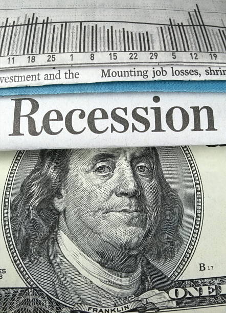 recesión encabezado y dinero - bankruptcy foreclosure foreclose newspaper fotografías e imágenes de stock