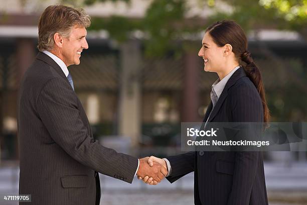 Glücklich Kollegen Beim Händeschütteln Stockfoto und mehr Bilder von Arbeiten - Arbeiten, Berufliche Beschäftigung, Leitende Position