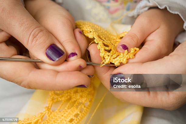 Foto de Ensino Crochet e mais fotos de stock de Criança - Criança, Linha - Artigo de costura, Adulto