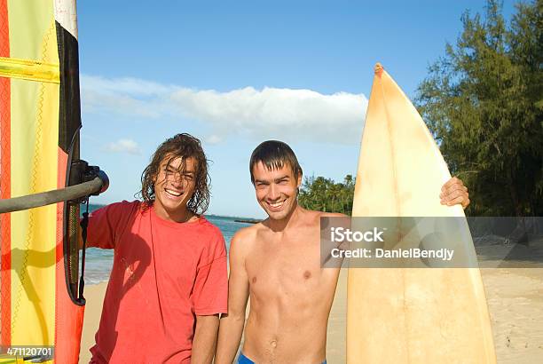 Surfjungen Stockfoto und mehr Bilder von Aktivitäten und Sport - Aktivitäten und Sport, Badeshorts, Bewegung