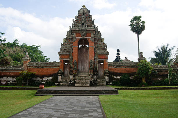 istock Entrance of Balinese Temple 471120989