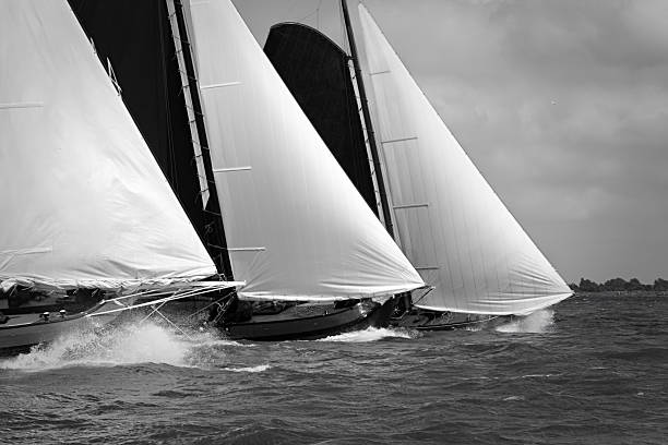 традиционные парусное судно в середине regatta - sailboat sailing sports race yacht стоковые фото и изображения