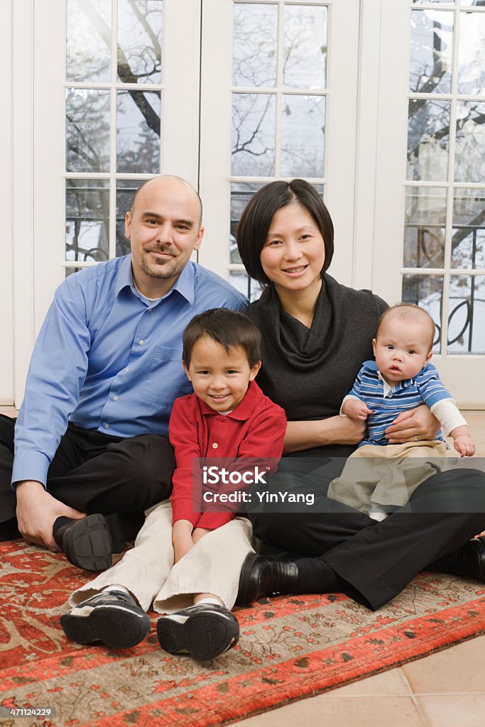 Familia en su casa - Foto de stock de Encuadre de cuerpo entero libre de derechos