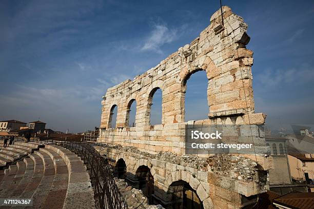 Foto de O Anfiteatro Romano Em Verona e mais fotos de stock de Verona - Itália - Verona - Itália, Arcaico, Arquitetura