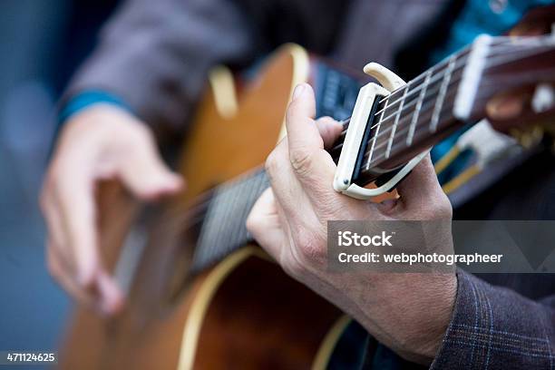Tocar Guitarra - Fotografias de stock e mais imagens de 2000-2009 - 2000-2009, Adulto, Adulto maduro