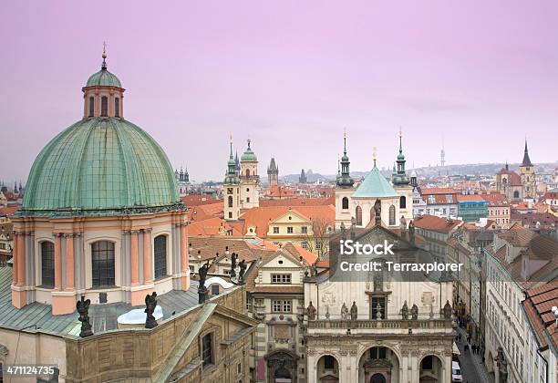 Vista De Los Edificios De La Ciudad De Praga Foto de stock y más banco de imágenes de Aguja - Chapitel - Aguja - Chapitel, Aire libre, Arquitectura