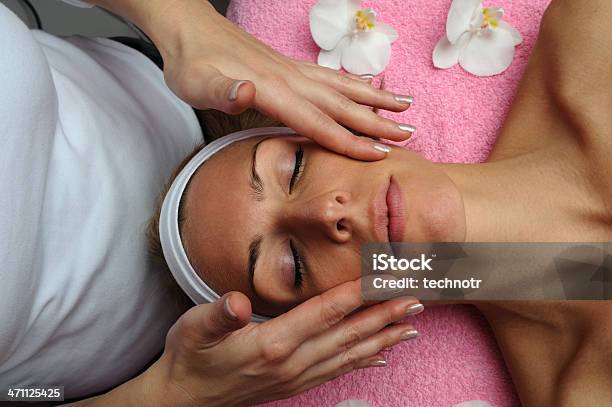 Photo libre de droit de Massage Du Visage banque d'images et plus d'images libres de droit de Adulte - Adulte, Allongé sur le dos, Banc de massage
