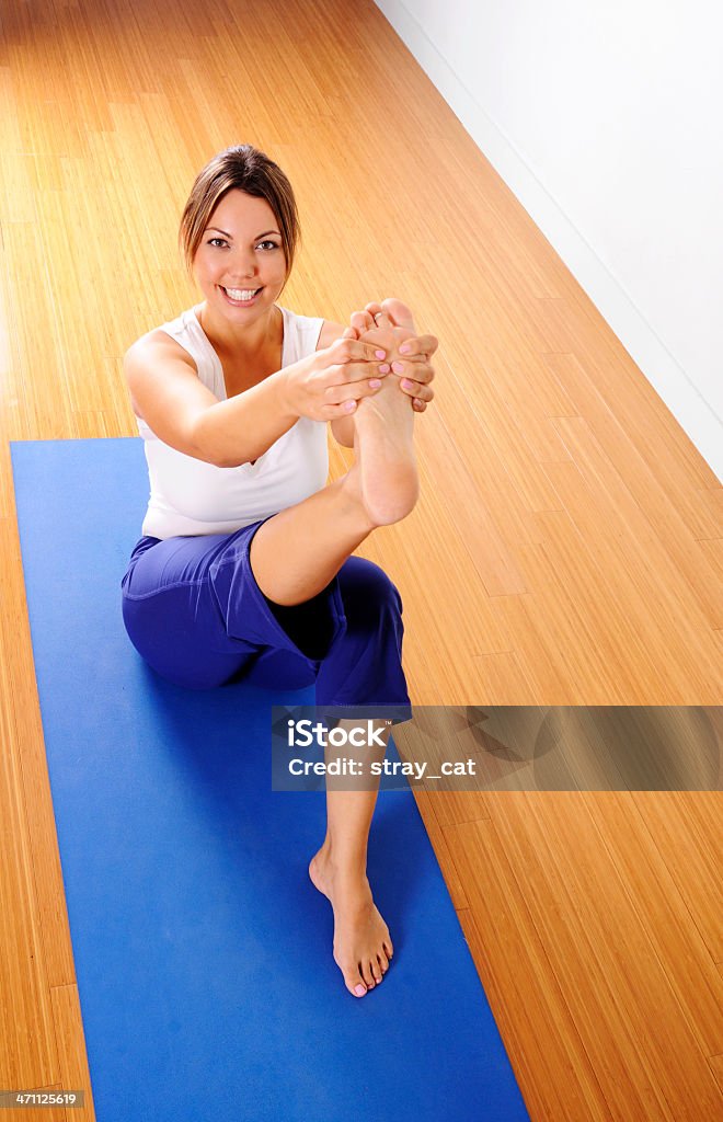 Yoga serie: Extensión de piernas - Foto de stock de 20 a 29 años libre de derechos