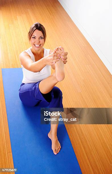 Yoga Serie Extensión De Piernas Foto de stock y más banco de imágenes de 20 a 29 años - 20 a 29 años, 25-29 años, Actividades recreativas