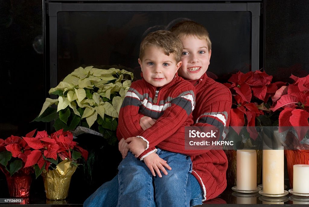 부품군 공유일 크리스마스 카드를 세로는, 형제, 벽난로, & Poinsettias. - 로열티 프리 2명 스톡 사진
