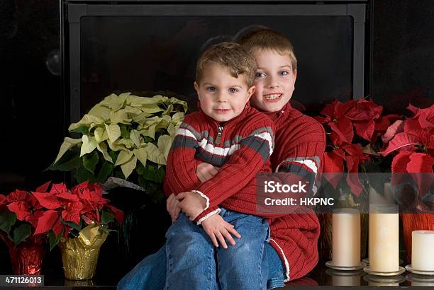 부품군 공유일 크리스마스 카드를 세로는 형제 벽난로 Poinsettias 2명에 대한 스톡 사진 및 기타 이미지 - 2명, 가족, 공휴일