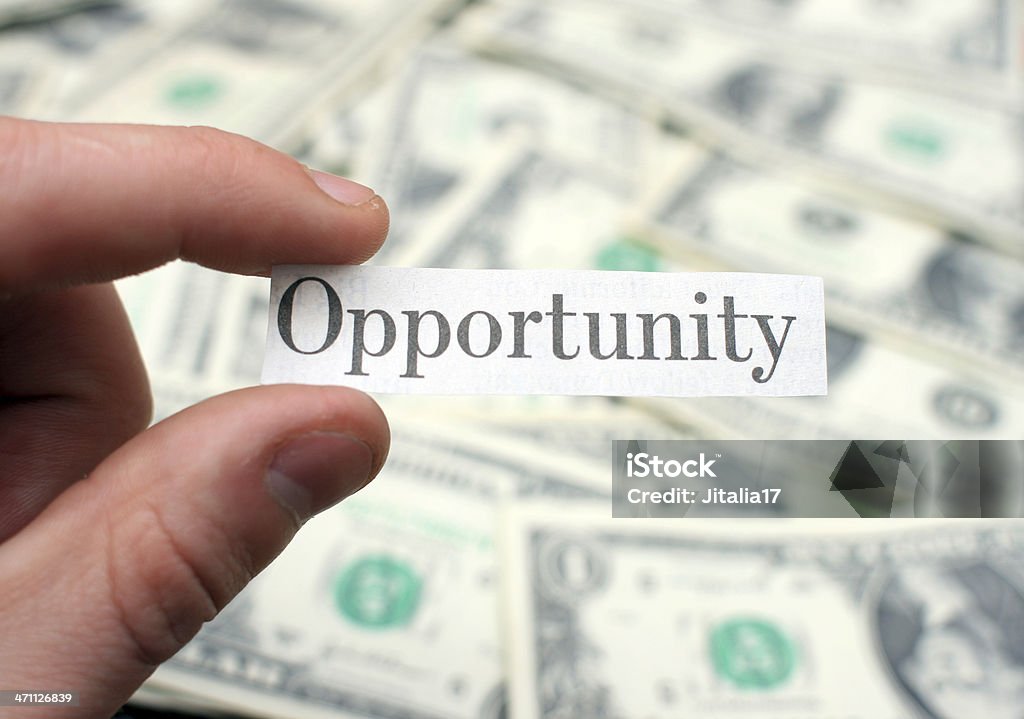 "oportunidade"-primeira página de jornal contra um fundo de dólares americanos - Royalty-free Amontoar Foto de stock