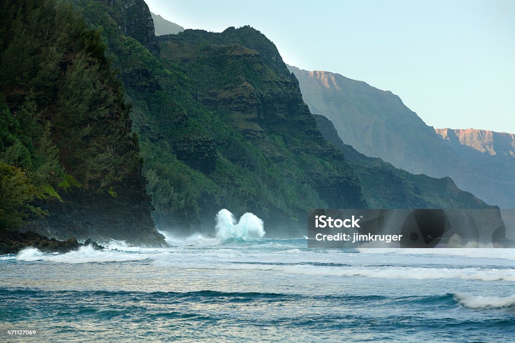 Wytrzymały Nepalski linia brzegowa Wyspy Kauai, Hawaje, Stany Zjednoczone. - Zbiór zdjęć royalty-free (Brzeg wody)