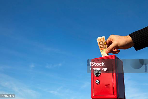 Caja De Dinero Ahorros De Euros Foto de stock y más banco de imágenes de Abierto - Abierto, Accesibilidad, Ahorros