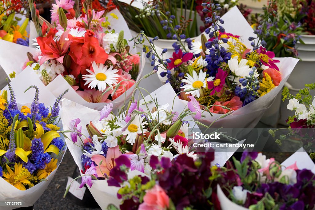 Al aire libre mercado de flores frescas - Foto de stock de 2000-2009 libre de derechos