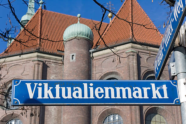 istock Munich street sign - Viktualienmarkt 471129423