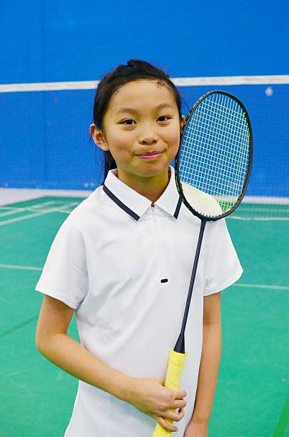 junior-joueur de badminton - badminton school gymnasium shuttlecock sport photos et images de collection