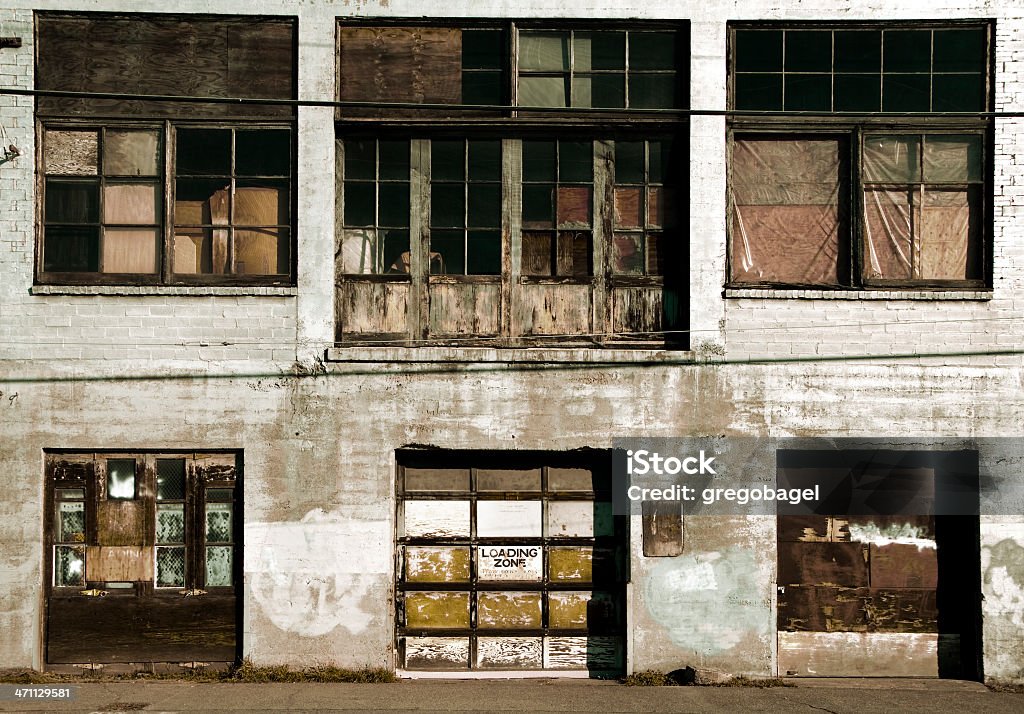 Grungy Beco com partido windows e "Carregar" de zona - Royalty-free Acabado Foto de stock