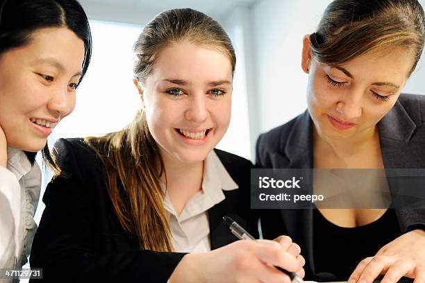 Equipa De Negócios - Fotografias de stock e mais imagens de Adulto - Adulto, Amizade, Aprender