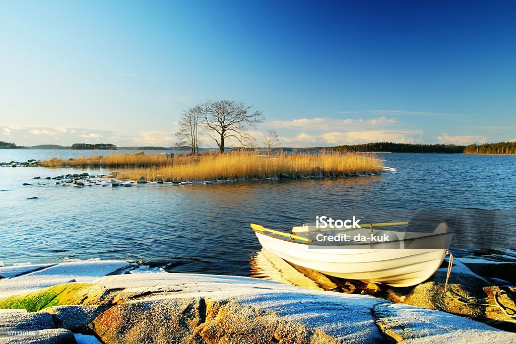 ホワイトのボートに青い空の上の石 - フィンランドのロイヤリティフリーストックフォト
