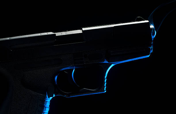 pistola para fumadores - handgun gun blue black fotografías e imágenes de stock